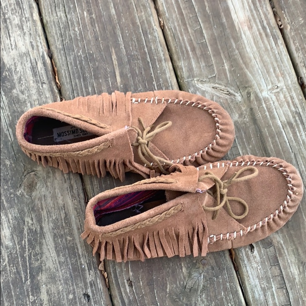 Women’s moccasins with fringe